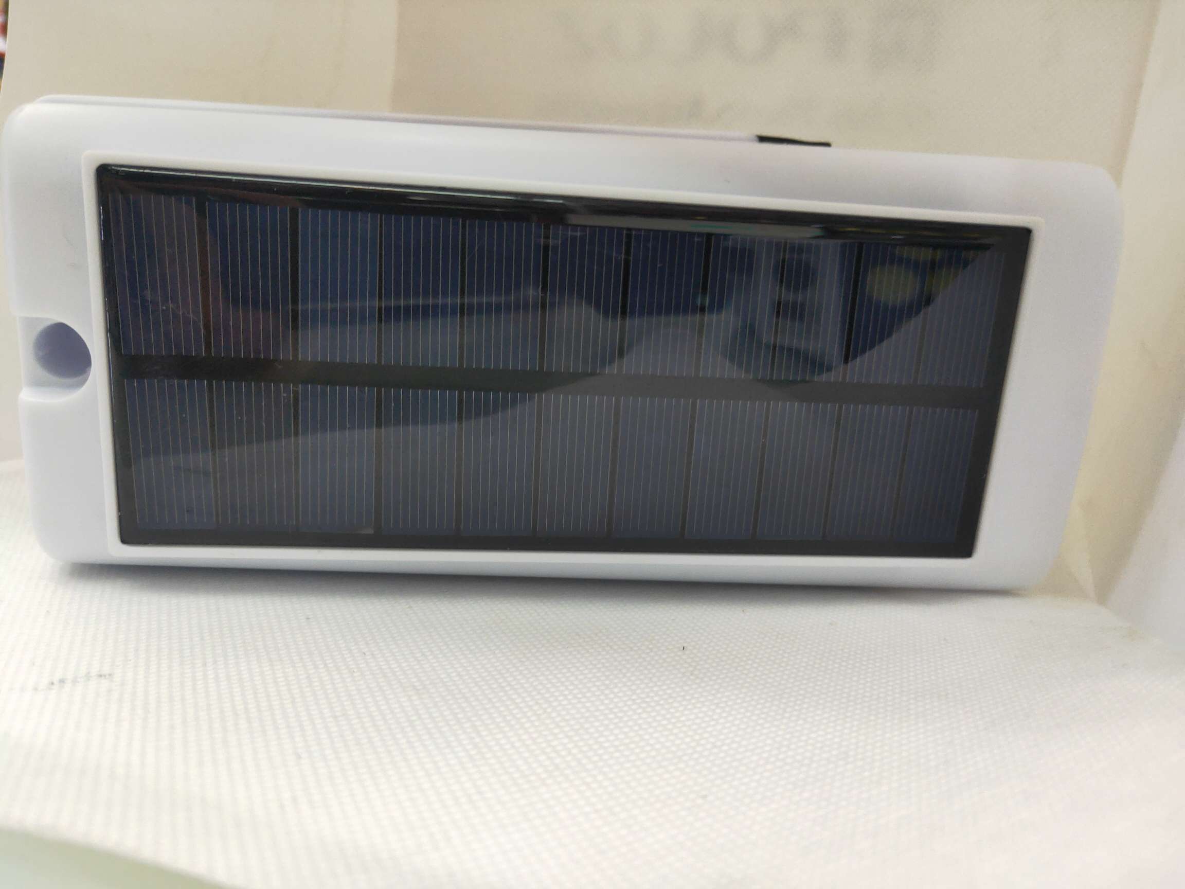 CL-977T摄像头感应灯白底实物图