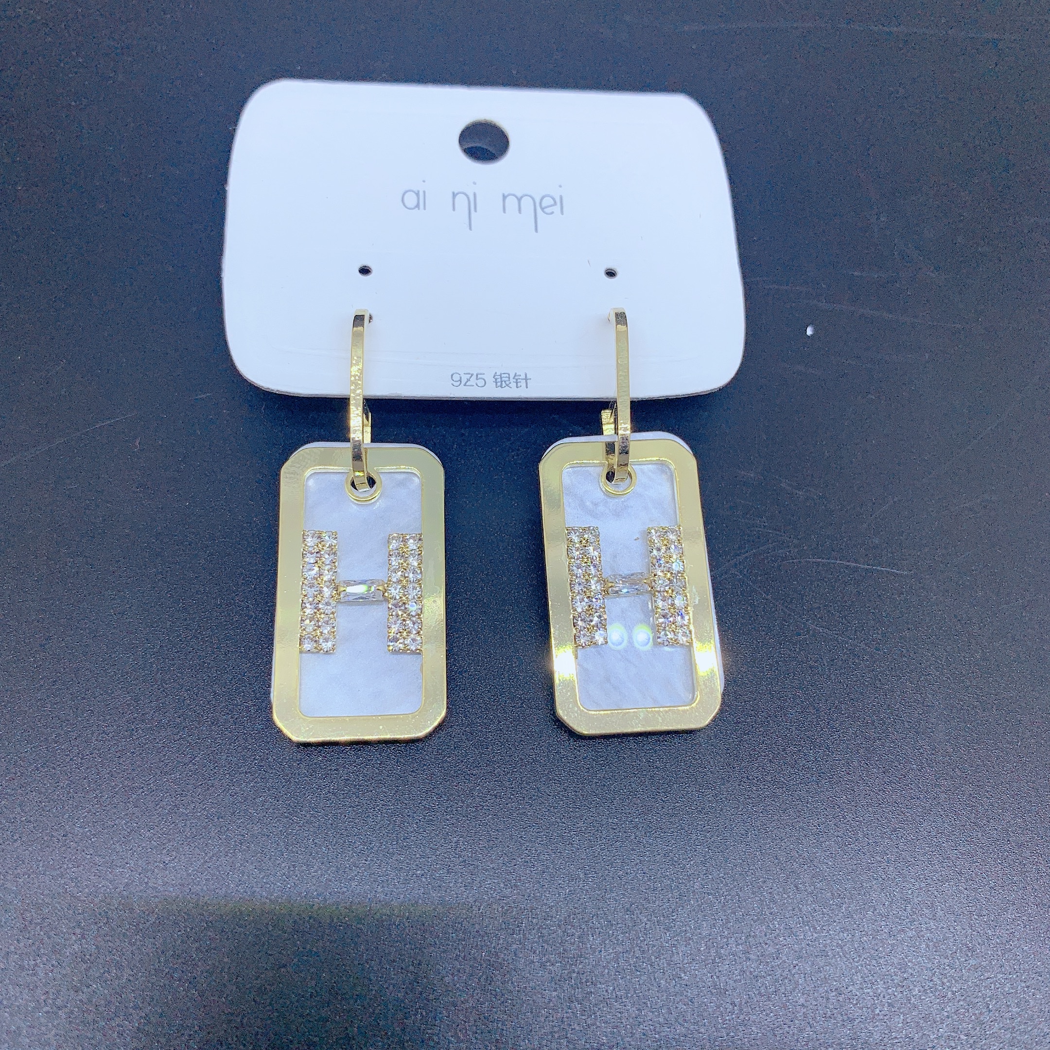 Letter H double earrings Specification image