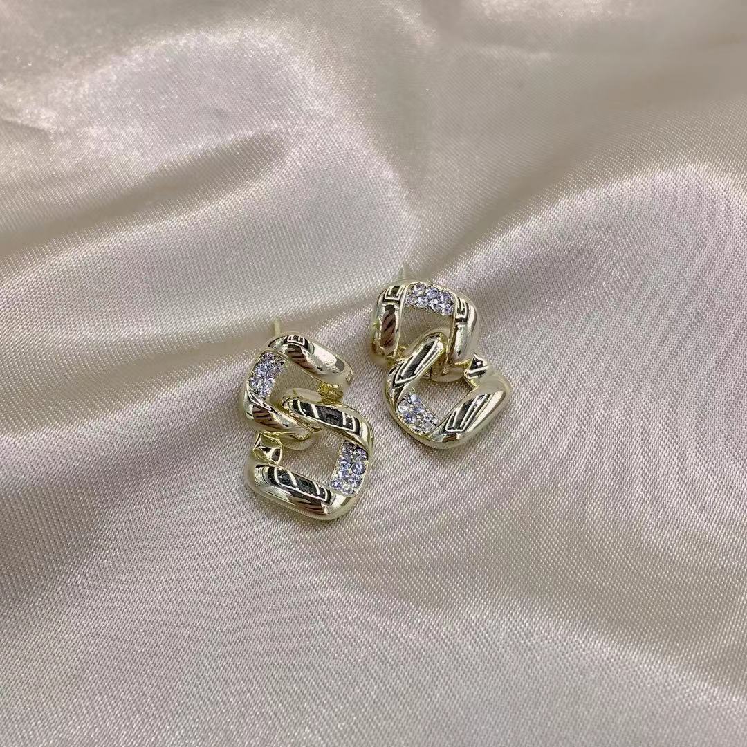 Fashionable, individual, gold-plated, versatile new Korean geometric, simple, exquisite and small earrings detail image 1