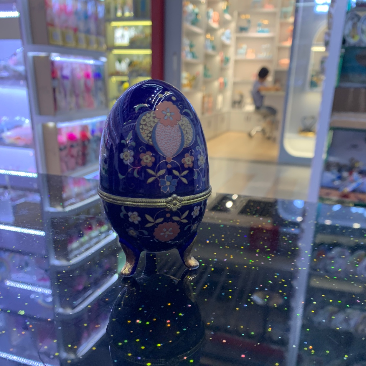 ويتم بيع الهدايا التذكارية السياحية مباشرة من قبل شركة "Wazhen"، وهي من الحرف اليدوية، 4 بوصة من البيضة 10