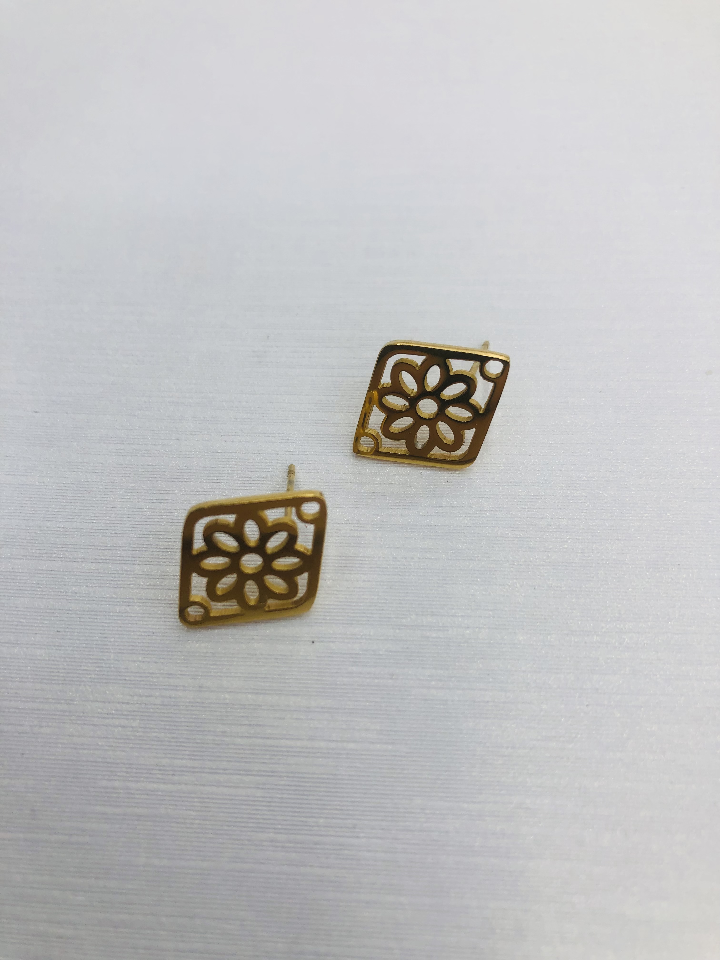 Diamond-shaped hollowed-out stainless steel earrings for girls detail image 3