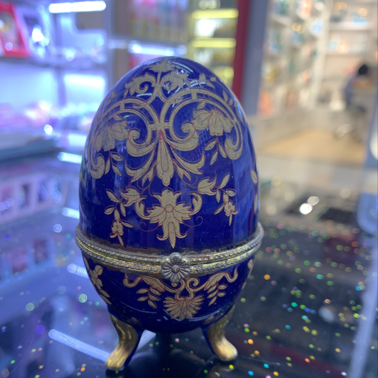 ويتم بيع الهدايا التذكارية السياحية مباشرة من قبل مصنعي هواجين، وهي من الحرف اليدوية B4 بوصة من البيضة 1.