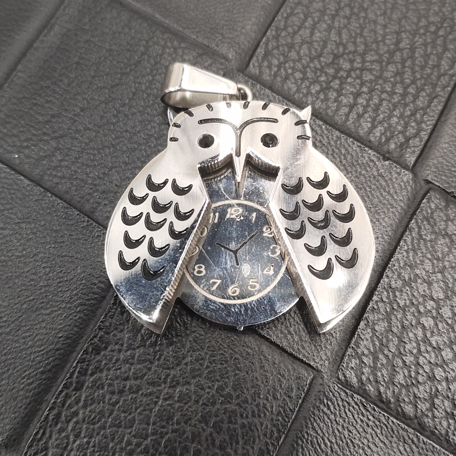 Fashion pendant female fashion net red simple temperament necklace men pendant net red explosive stainless steel owl clock pendant