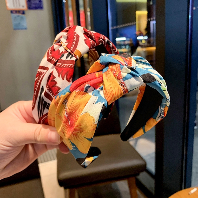 Wide-brimmed headbands for women, simple Korean headbands, trendy and versatile, sweet hair accessories for going out, polka dot hair clips for washing the face