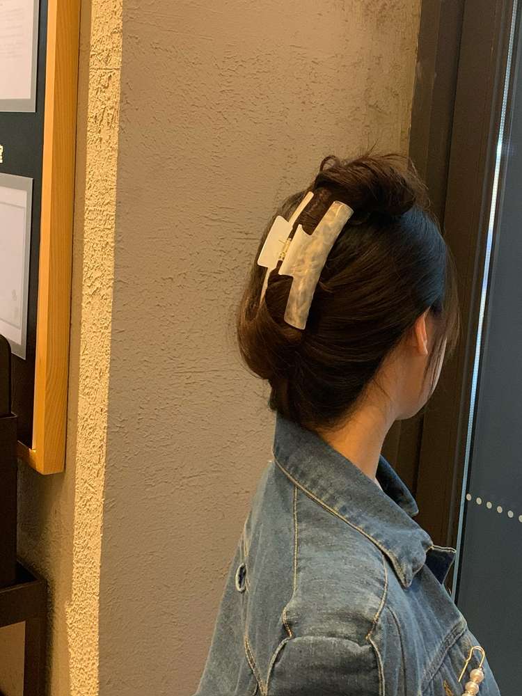 Dongdaemun, South Korea, a new type of hair accessory featuring a fresh and elegant white shark clip with an ins style. 1561 Item Picture