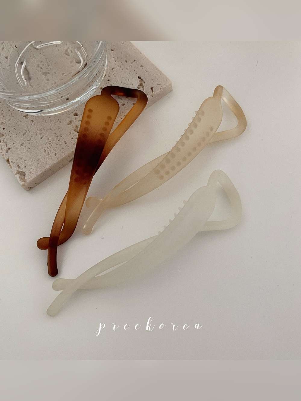 Korean Instagram-style transparent matte resin hair clip at the back of the head, a popular summer 2021 new style hair grip Application Scenario