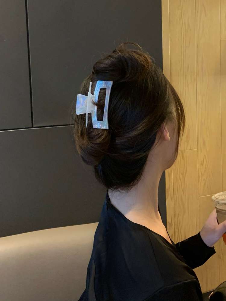 Dongdaemun, South Korea, a new type of hair accessory featuring a fresh and elegant white shark clip with an ins style. 1561 details Picture