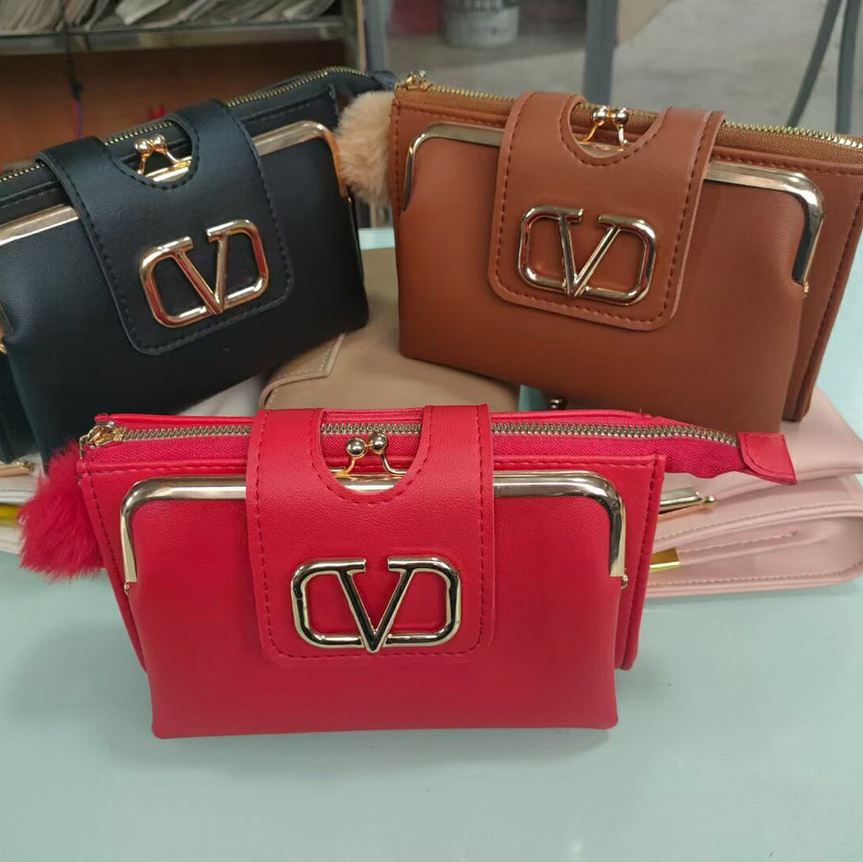 带V字五金夹子斜挎包