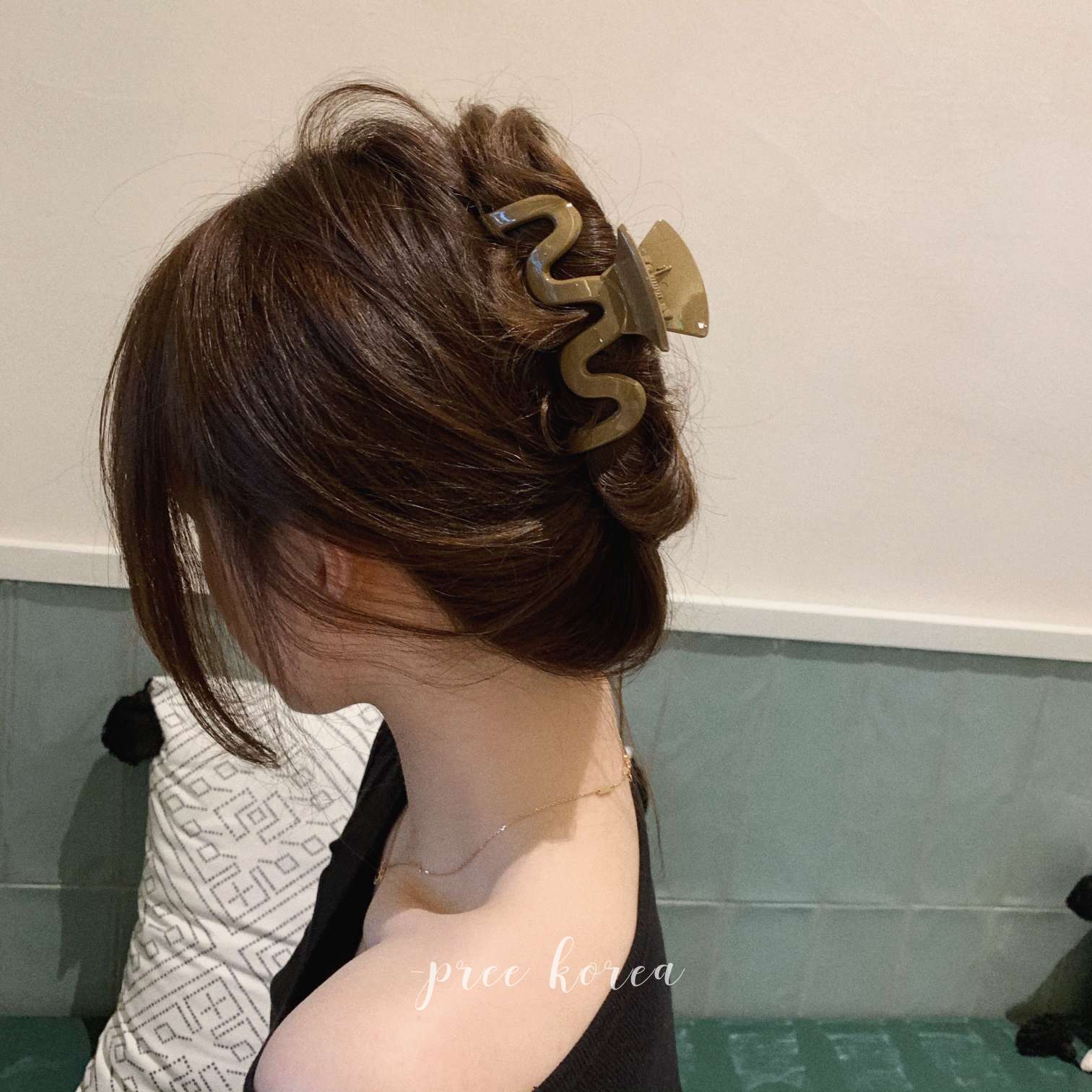 The minimalist artistic plastic hairpin clip at the back of the head in Dongdaemun, South Korea, with its laid-back lines Application Scenario