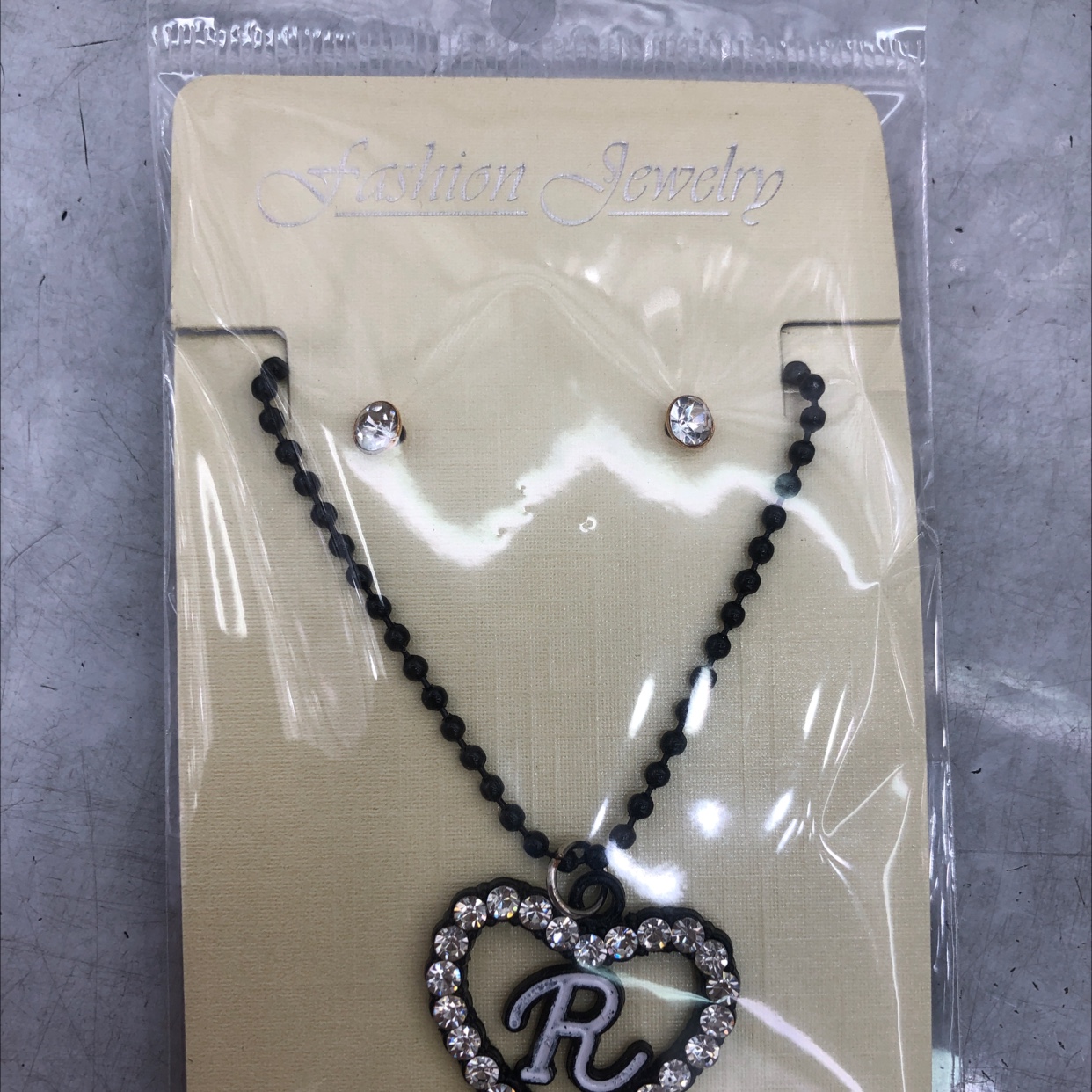 喷漆字母耳钉套装项链，铁十合金，一件装3000条，一件起订，一打可以混字母