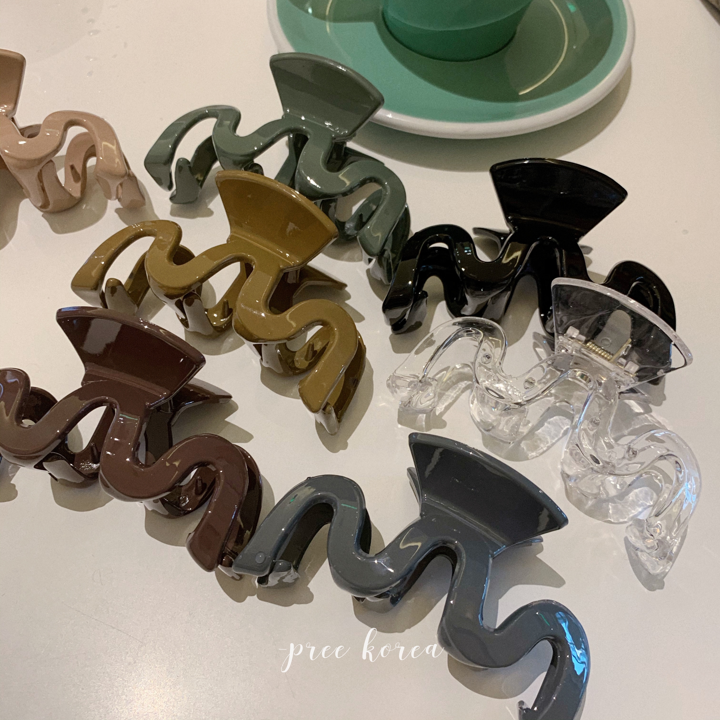 The minimalist artistic plastic hairpin clip at the back of the head in Dongdaemun, South Korea, with its laid-back lines