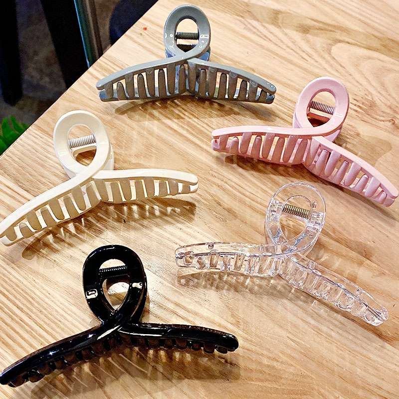 ins hair bun claw clips, Korean simple and stylish big hair clips, popular back hair clips, bath claw clips, makeup solid color hair accessories Application Scenario