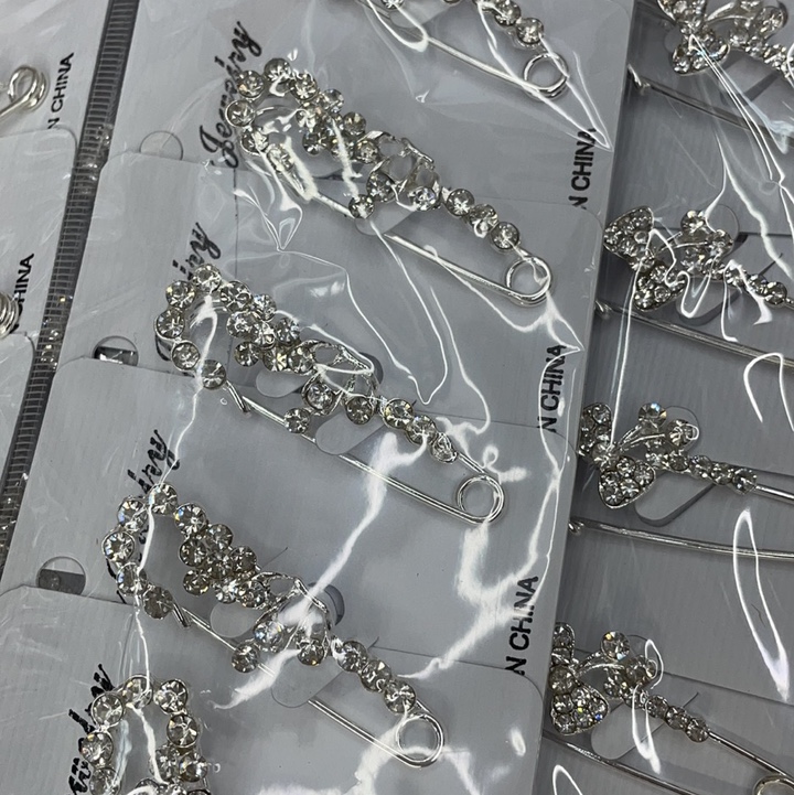 Silver-plated dot diamond pin