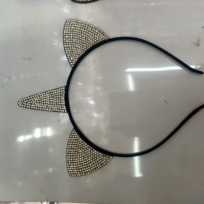 White diamond with long ears in the middle of a triangle thumbnail