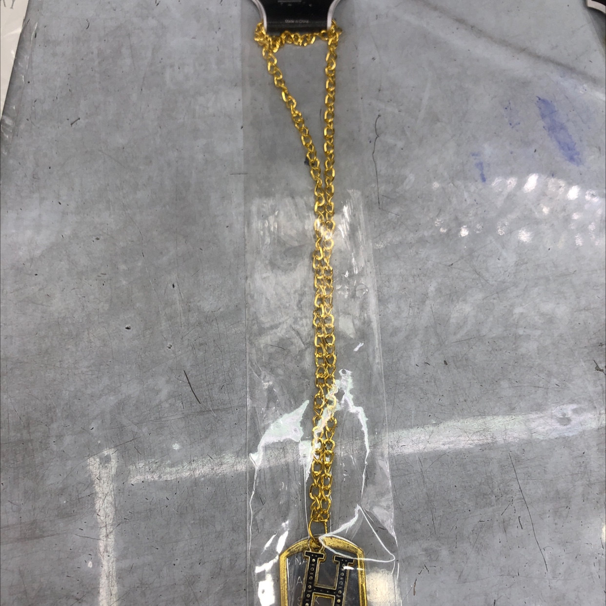 金色方形字母H，材质铁十塑料，一箱装3000条，2件起订，一箱可以混字母，也可以混白K和金色