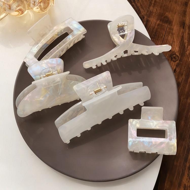 Dongdaemun, South Korea, a new type of hair accessory featuring a fresh and elegant white shark clip with an ins style. 1561