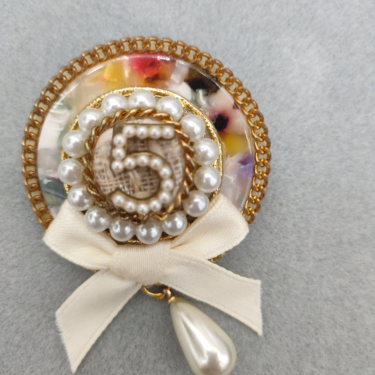 Korean Fashion Brooch Corsage pin Korean Luxury Atmospheric Coat Sweater Pin Cardigan Acrylic Board Pearl 5 accessories for women