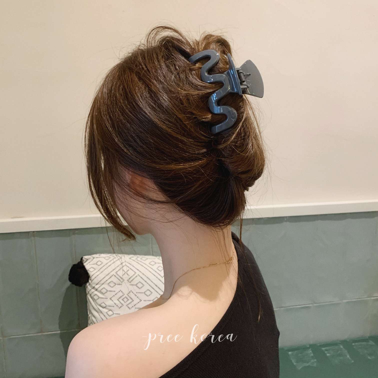 The minimalist artistic plastic hairpin clip at the back of the head in Dongdaemun, South Korea, with its laid-back lines Item Picture