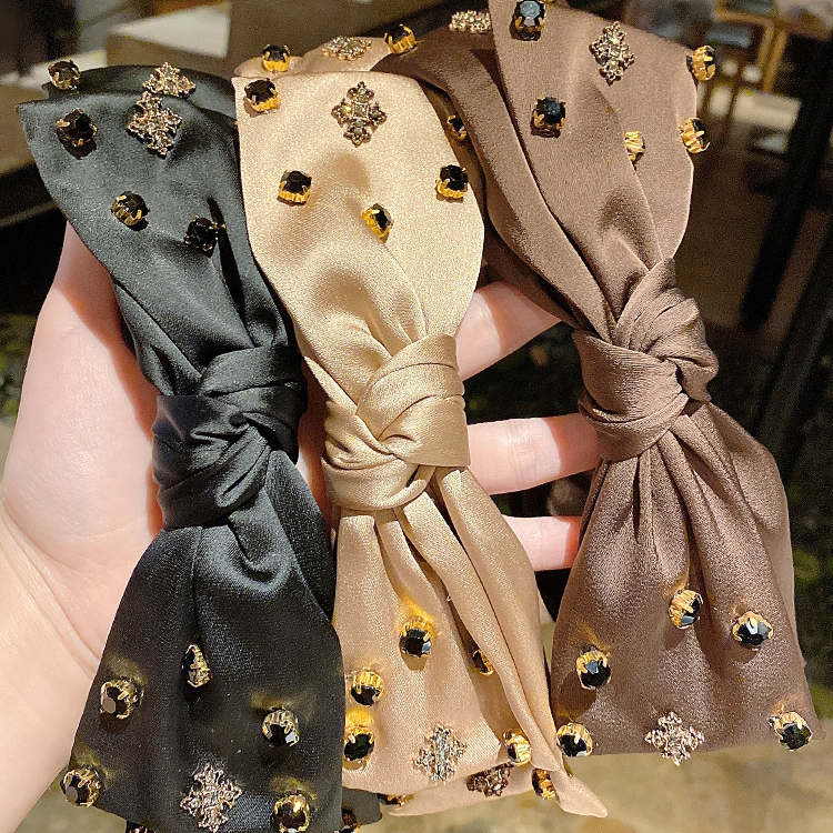 Bow-shaped Korean hair band for women, versatile for going out, wide-edge pressed hair clip, stylish retro French hair clip, anti-slip headband
