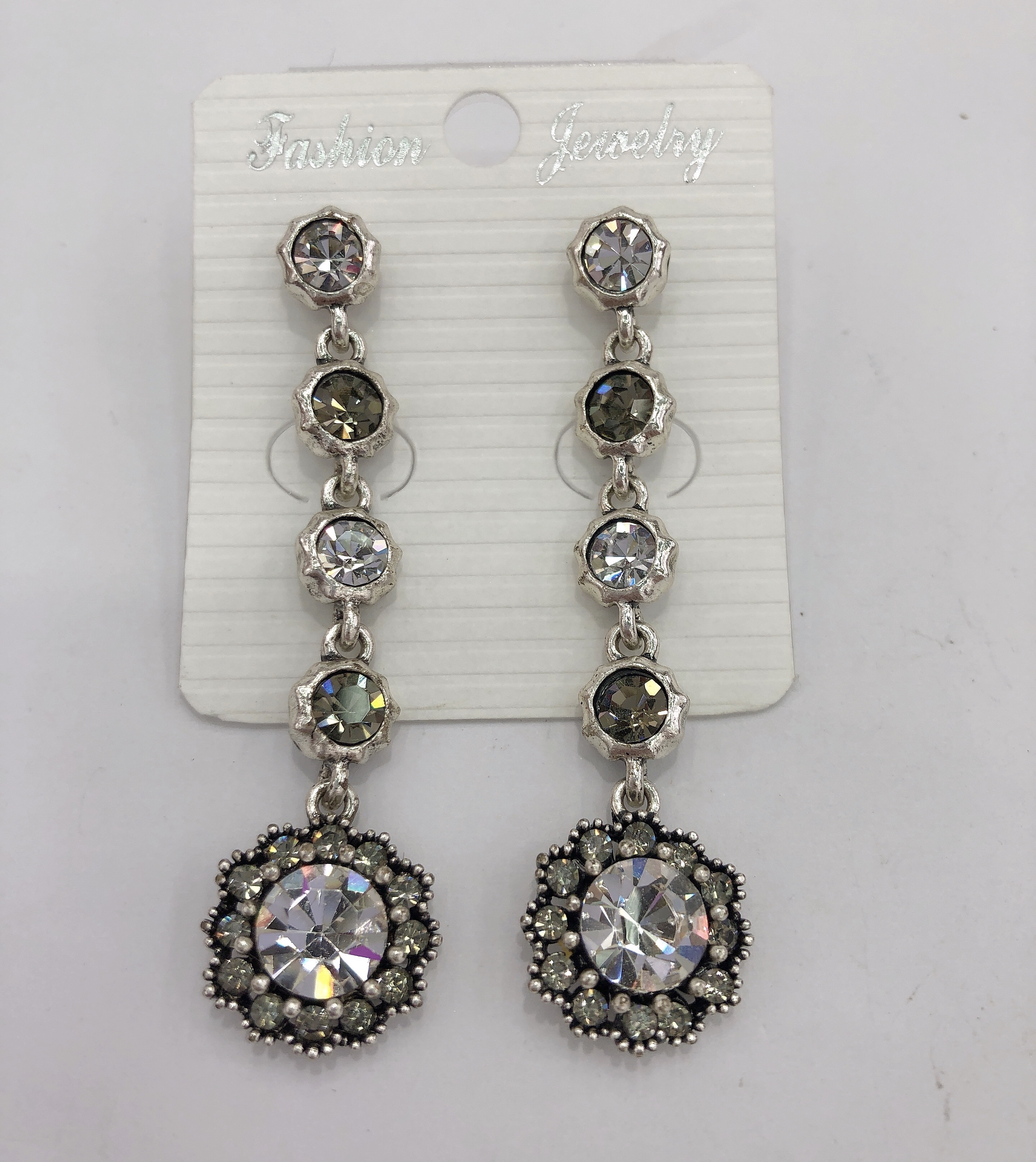 Korean stylish and fashionable socialite, simple, elegant, creative, versatile, sweet lady's must-have long earrings Application Scenario