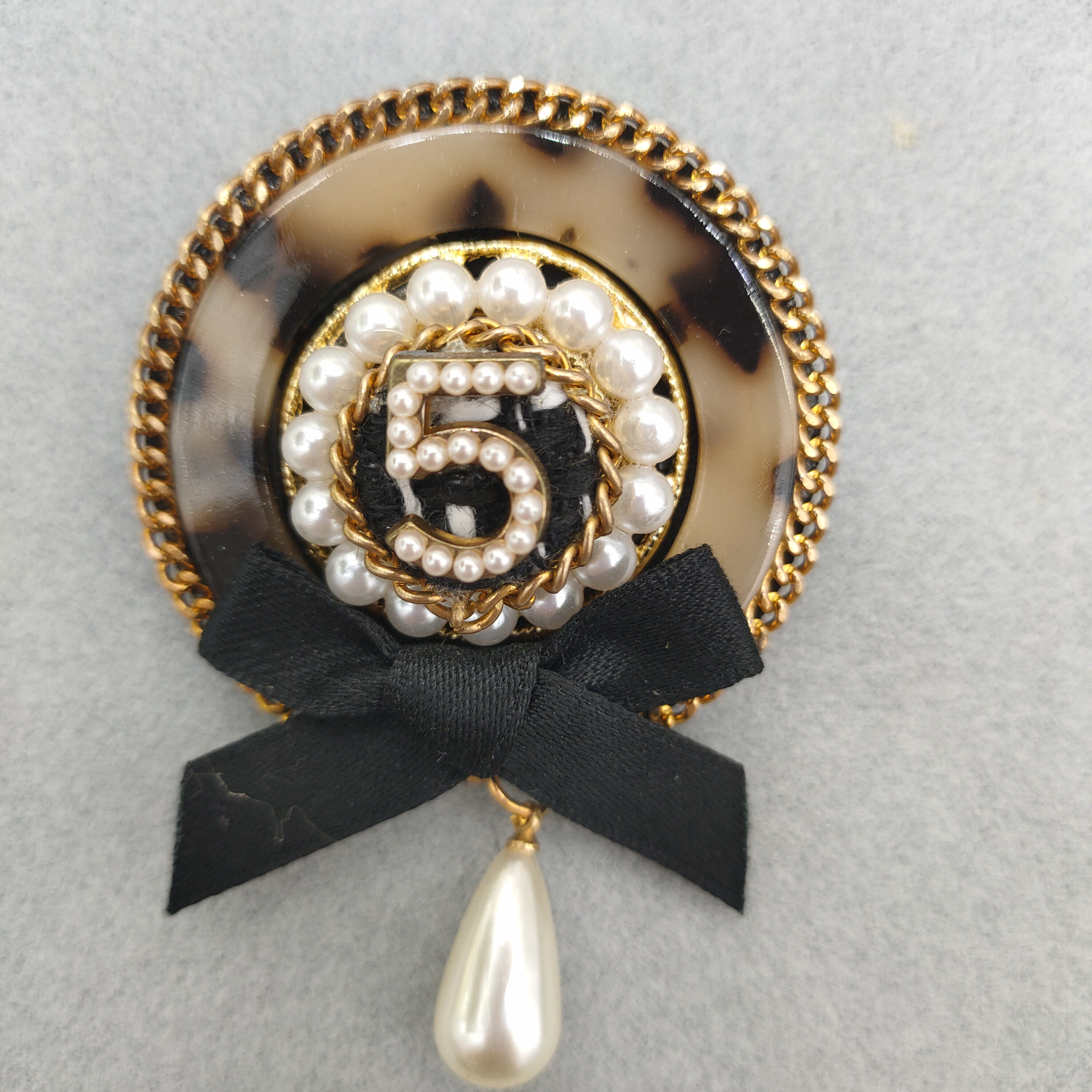 Korean Fashion Brooch Corsage pin Korean Luxury Atmospheric Coat Sweater pin Cardigan Coffee plus Black acrylic board Pearl 5 accessories for women