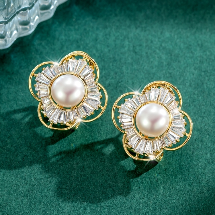 Alto sentido de perlas pendientes de mujer simple S925 agujas de plata nuevo estilo maré verano diseño de nicho viento frío clip de oído