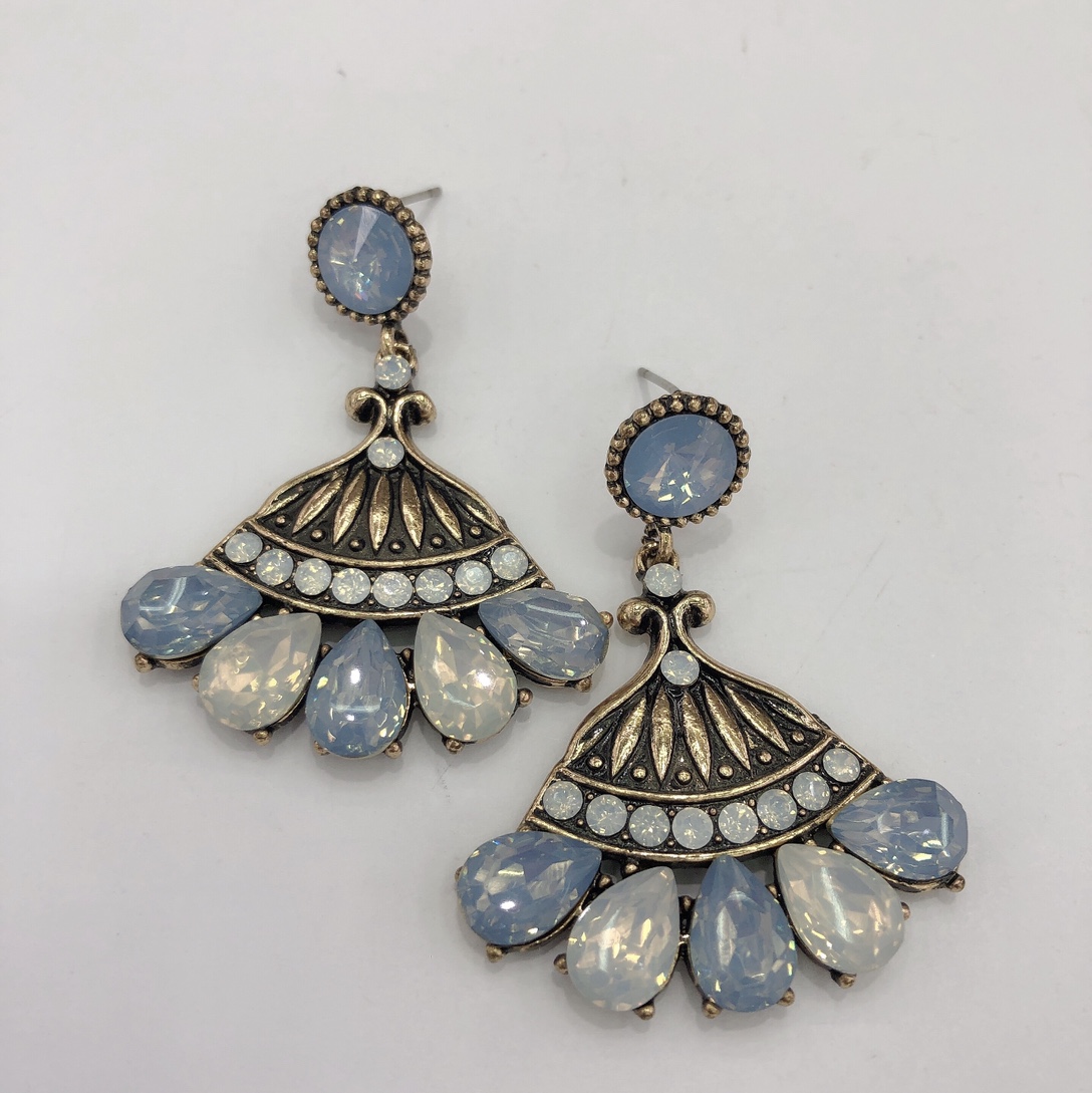 Korean version of celebrity luxury banquet style retro fan resin earrings