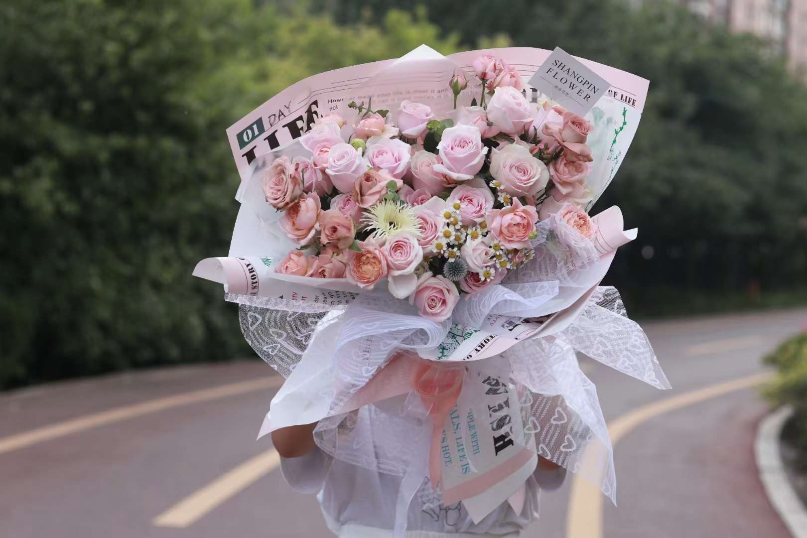 من بعيد كنت حزمة ورق detail image 15