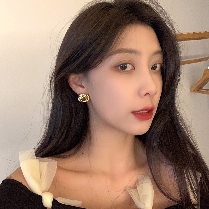 Metal high-end earrings, irregular circle geometric stud earrings, women's retro cold style earrings, no ear holes, ear clips, women details Picture