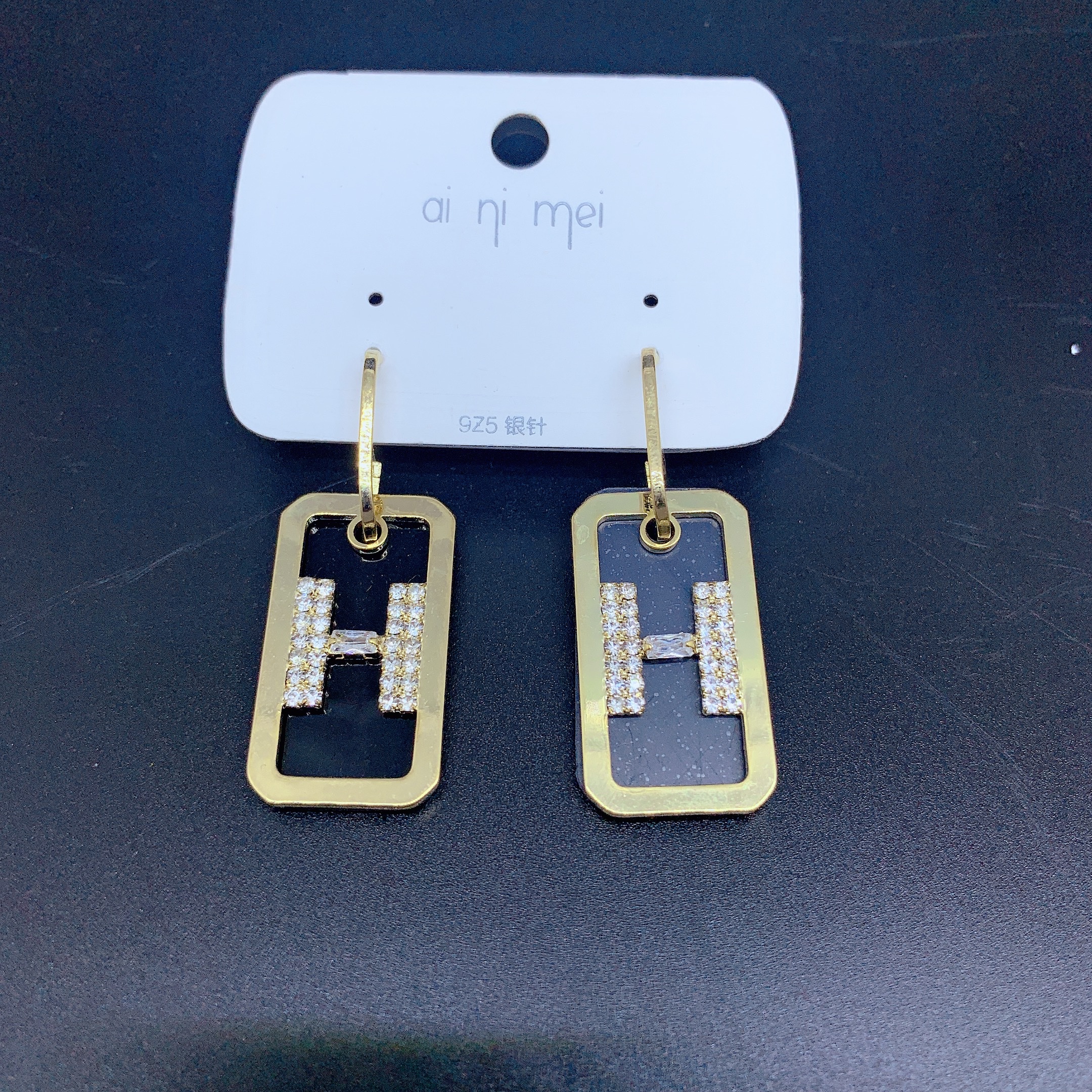 Letter H double earrings details Picture