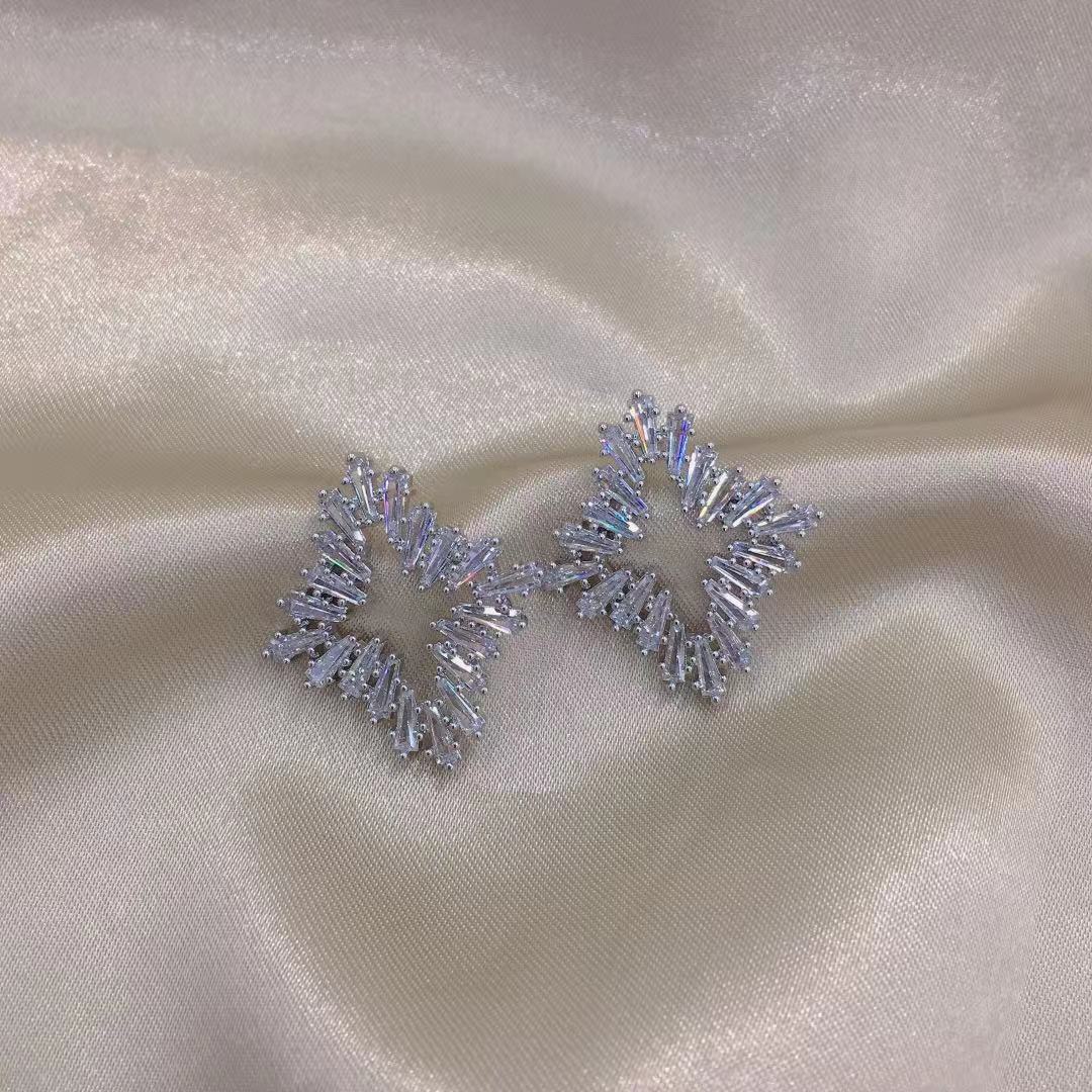 High-end stud earrings for women, new trendy and niche design, simple earrings and earrings, cold style detail image 2