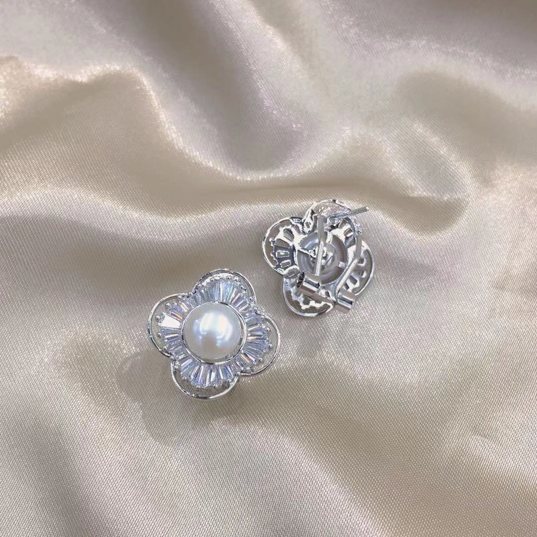 Alto sentido de perlas pendientes de mujer simple S925 agujas de plata nuevo estilo maré verano diseño de nicho viento frío clip de oído Application Scenario