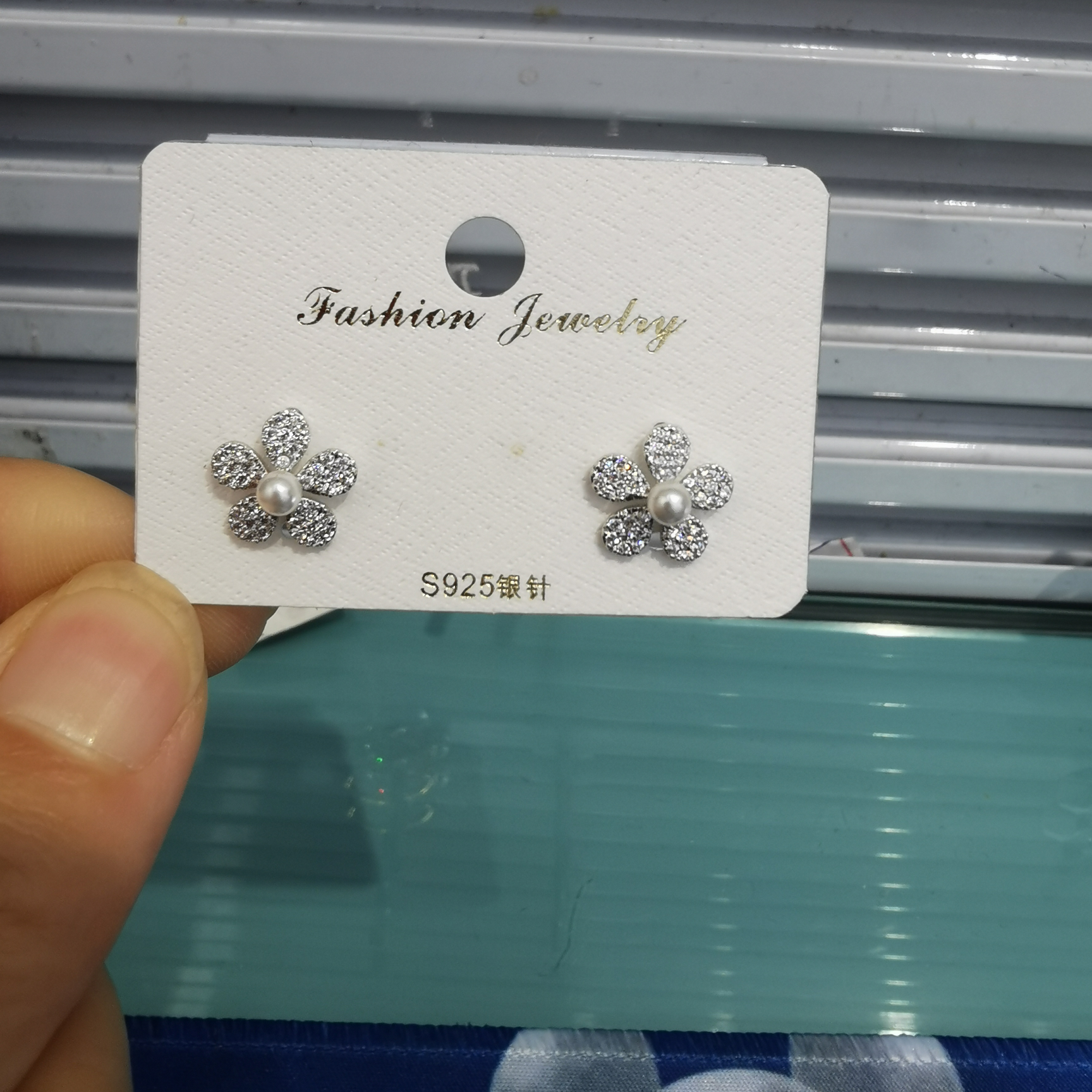 Earrings pop and pop and beautiful