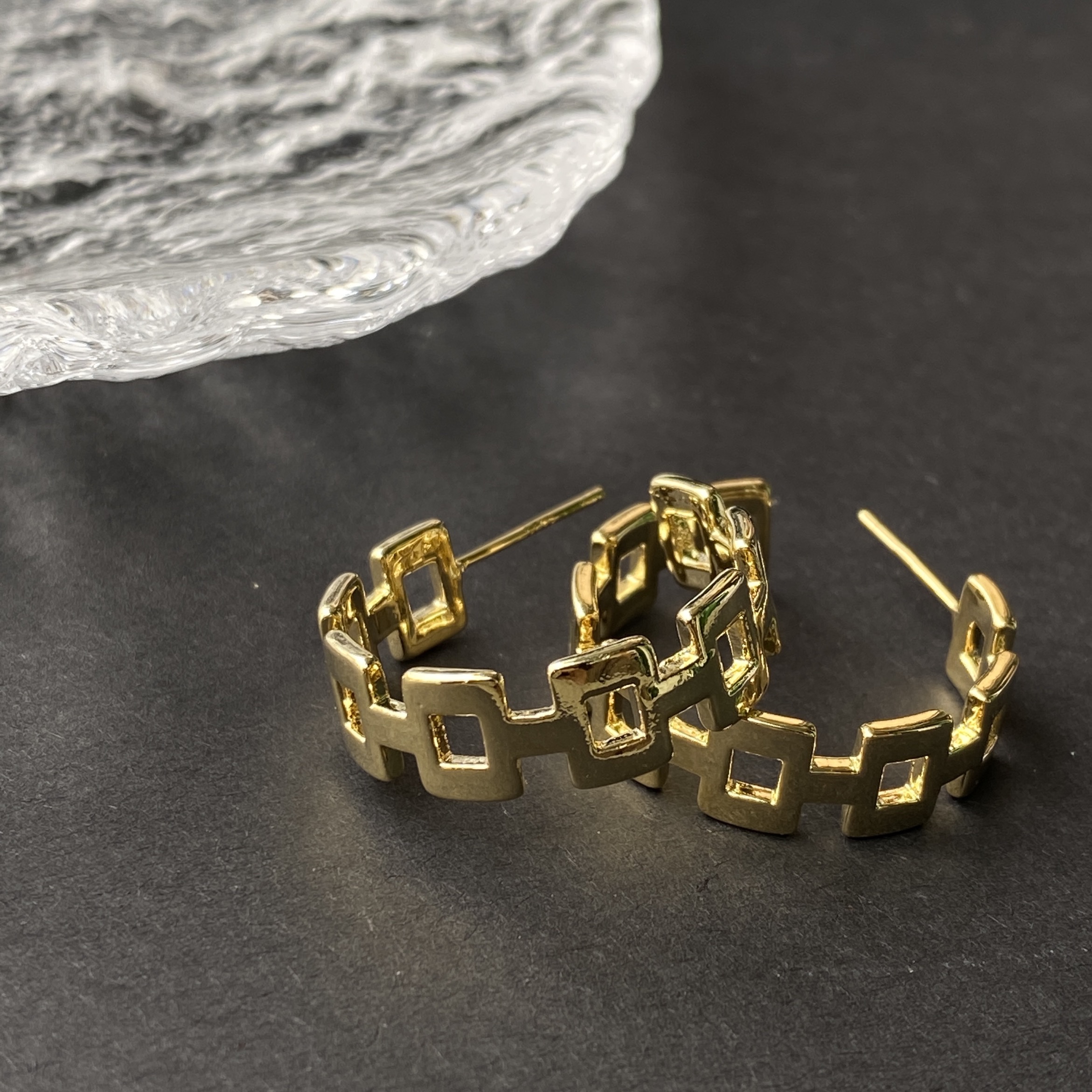 European and American cold ins style, retro hollowed-out I-shaped C-shaped earrings, niche, high-end, exquisite and elegant, golden stud earrings for women Specification image