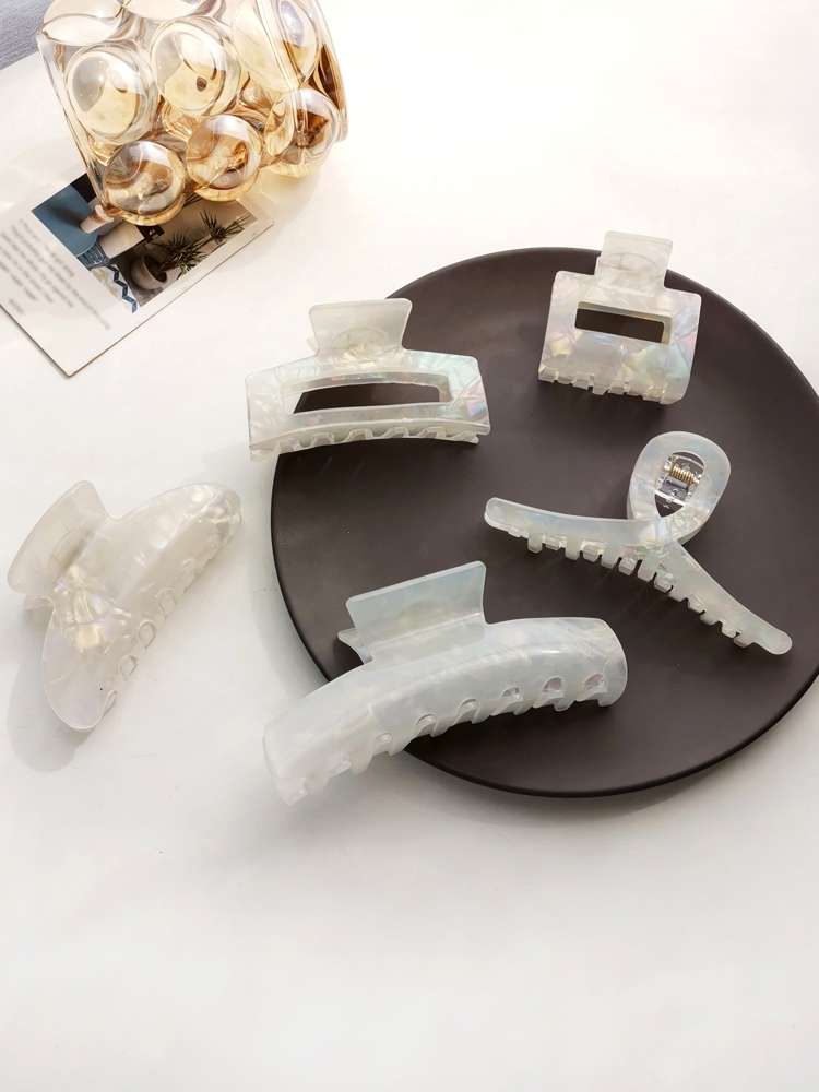 Dongdaemun, South Korea, a new type of hair accessory featuring a fresh and elegant white shark clip with an ins style. 1561 Specification image