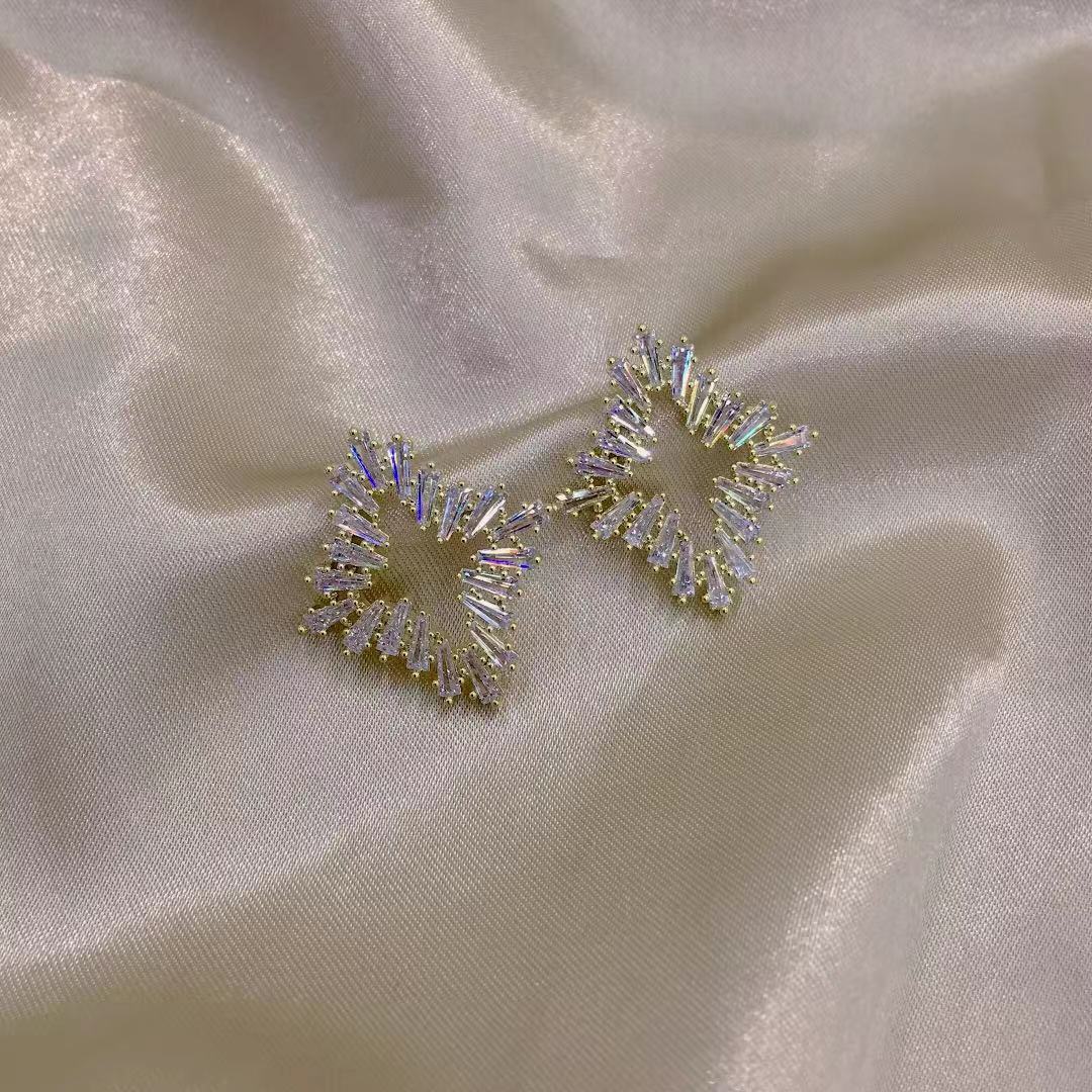 High-end stud earrings for women, new trendy and niche design, simple earrings and earrings, cold style