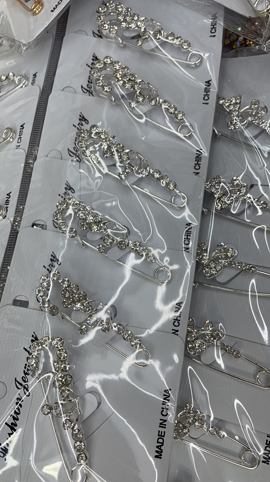 Silver-plated dot diamond pin details Picture