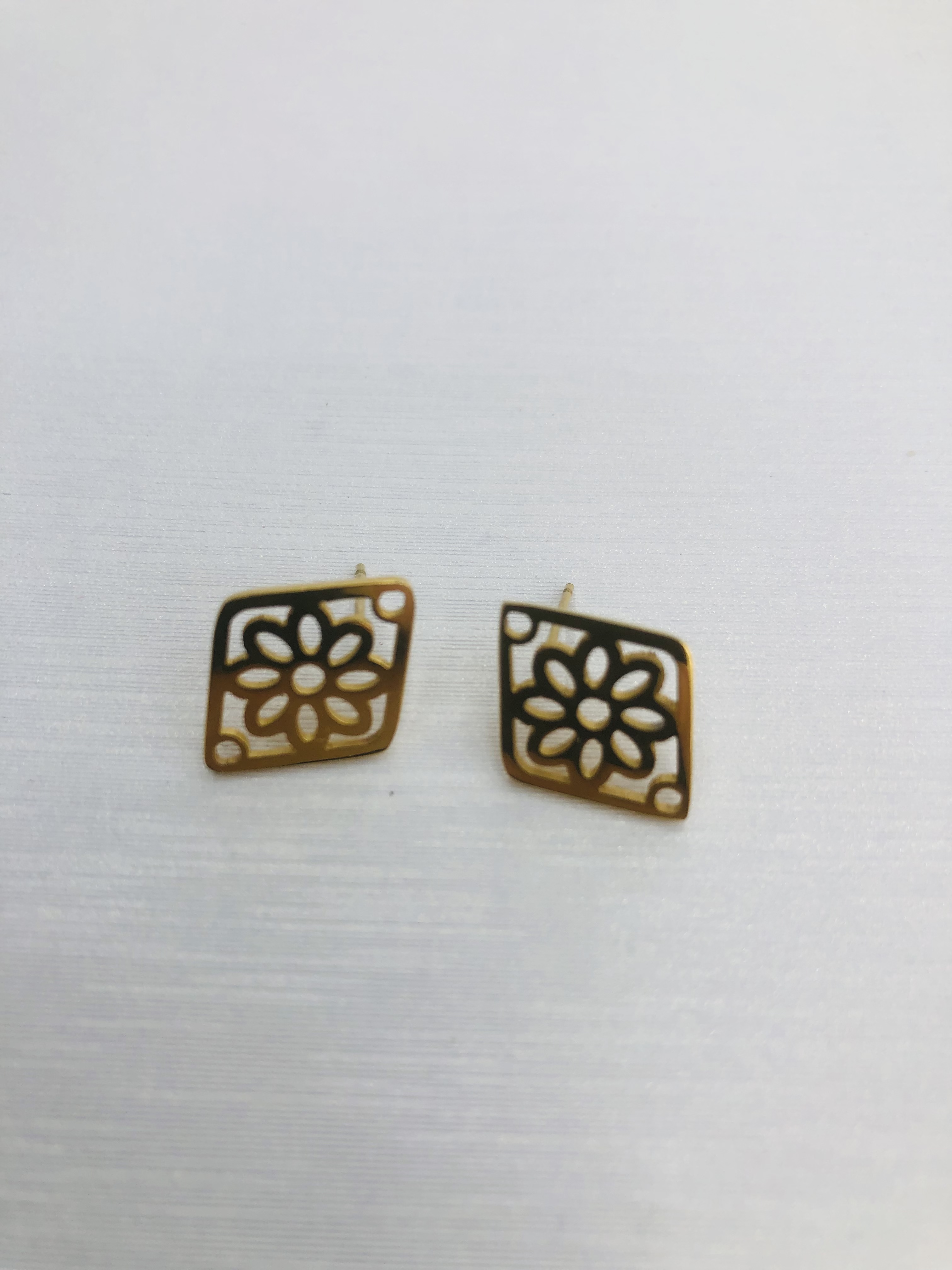 Diamond-shaped hollowed-out stainless steel earrings for girls detail image 1
