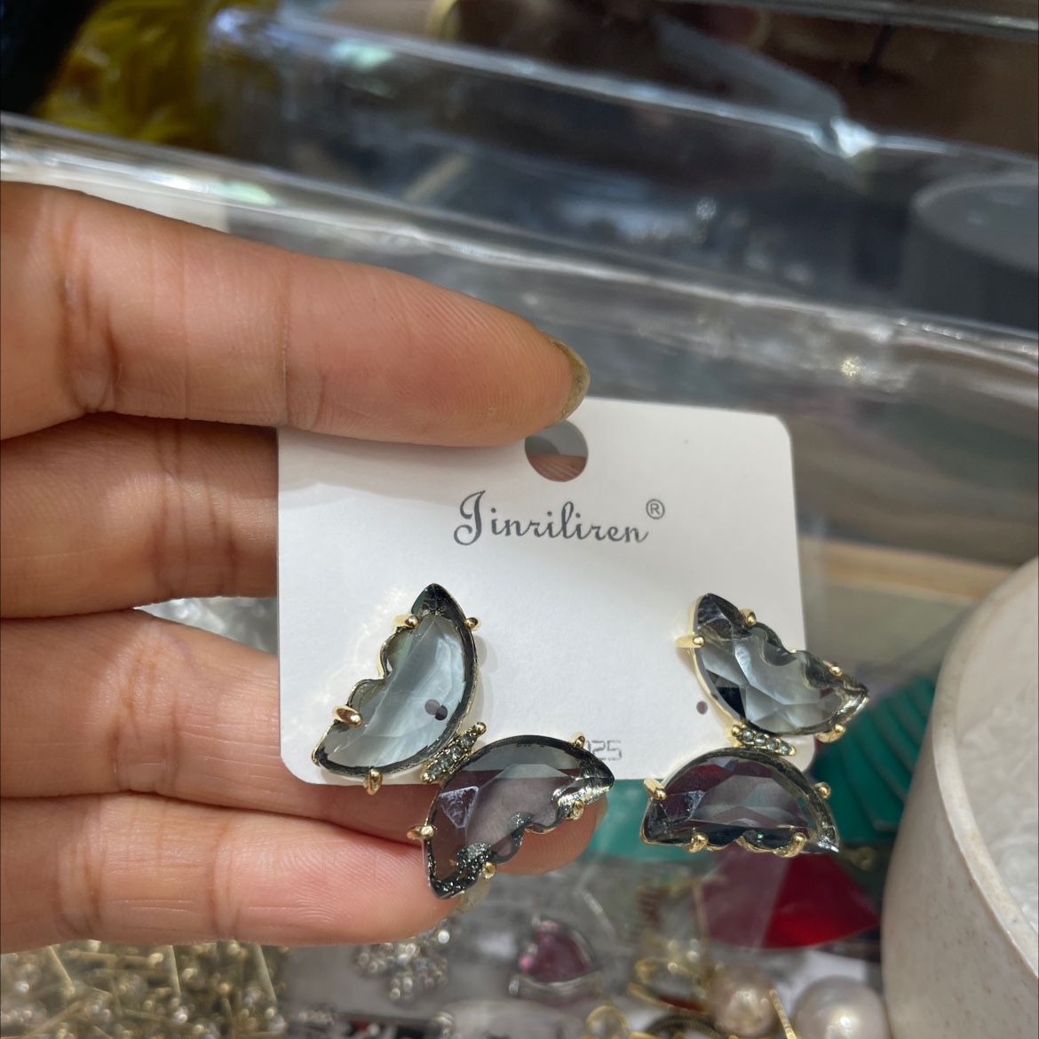 Today, the new Korean version of the Liren earrings features a crystal butterfly stud pattern Application Scenario