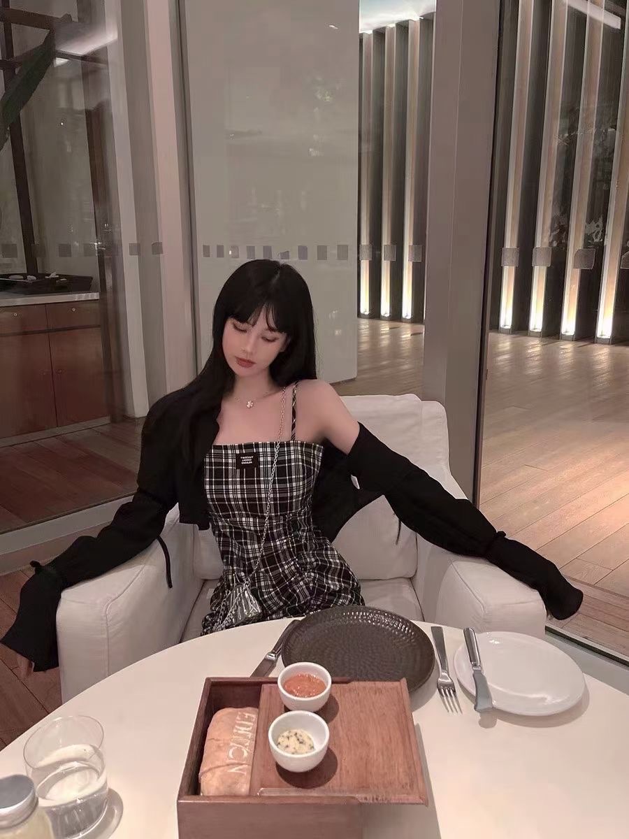 This is a slimming pleated halter dress for summer fairies, featuring a new French style and a checkered figure-hugging mini skirt detail image 6