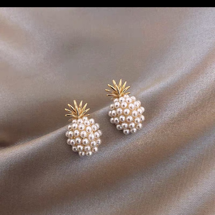 Stud earrings re
