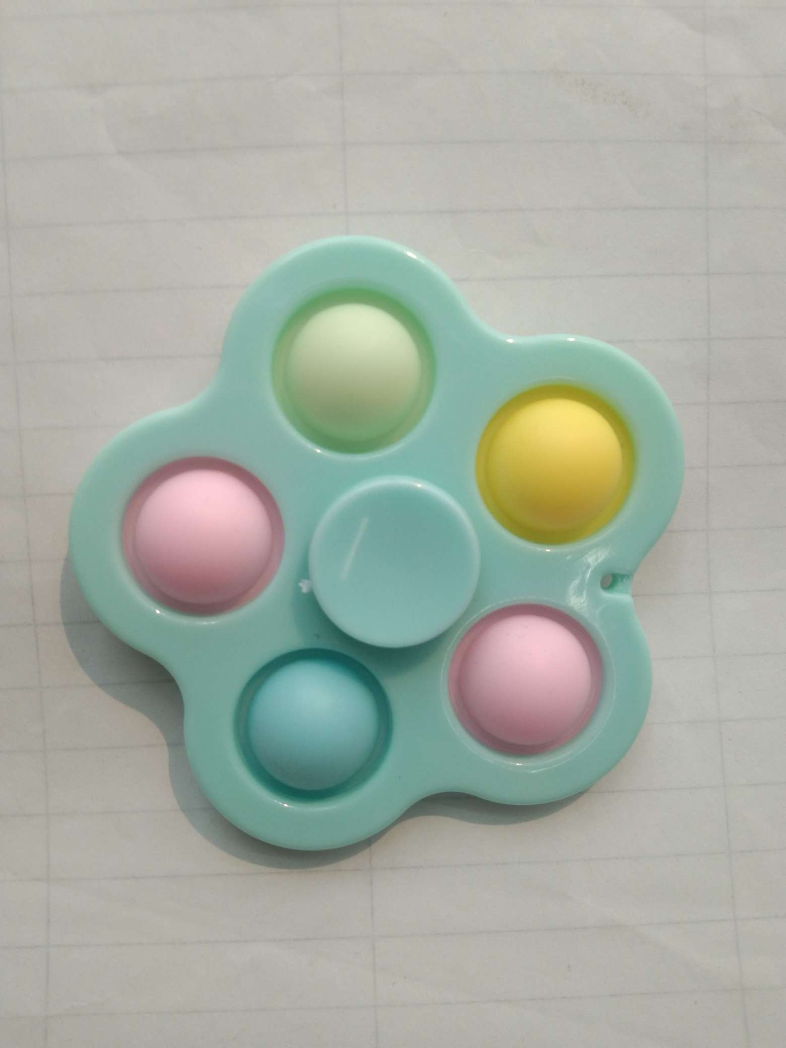 The luminous 5-hole bubble gyro has an excellent luminous effect and is a fingertip gyro Application Scenario