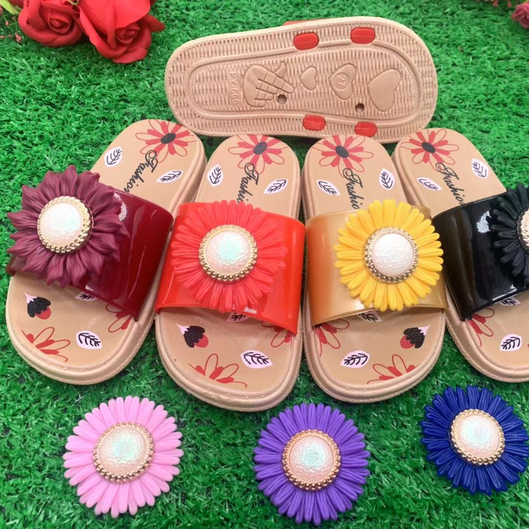 260 Summer flowers Children wear slippers outside