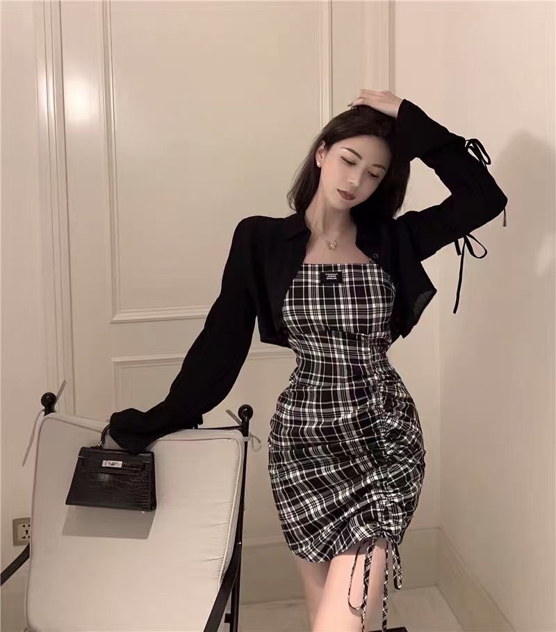 This is a slimming pleated halter dress for summer fairies, featuring a new French style and a checkered figure-hugging mini skirt detail image 7