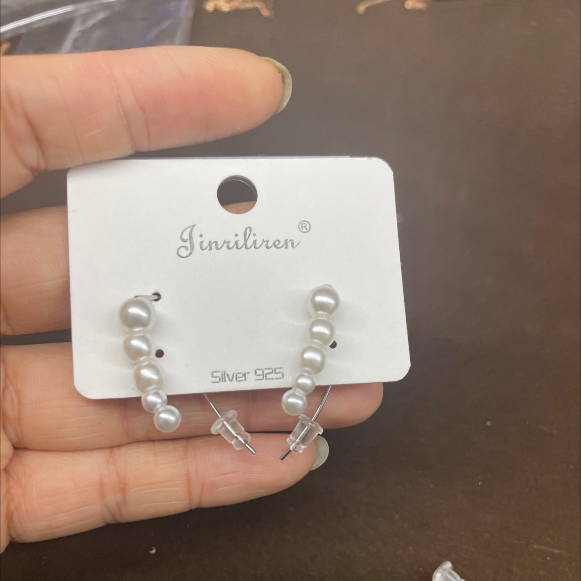 Today, the Korean version of "Beauty" features several pearl earrings with symmetrical designs on both sides