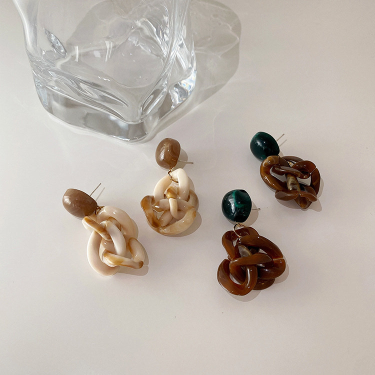Simple resin retro exaggerated earrings, Korean original 1:1 stardew jewelry 1 Application Scenario