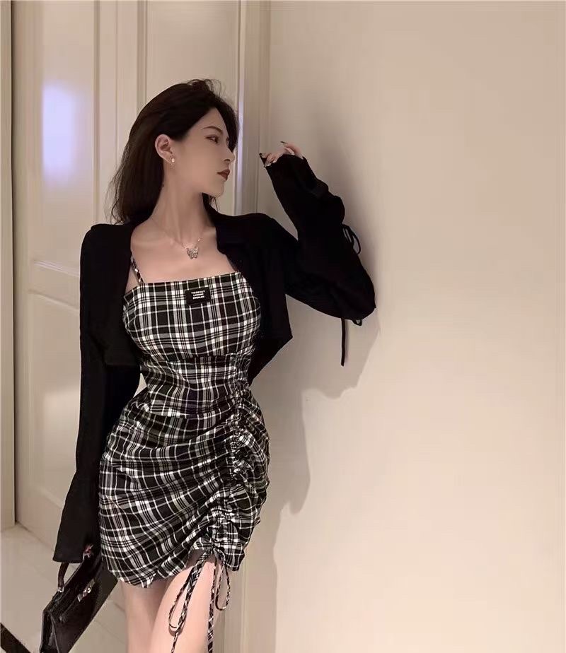 This is a slimming pleated halter dress for summer fairies, featuring a new French style and a checkered figure-hugging mini skirt detail image 2