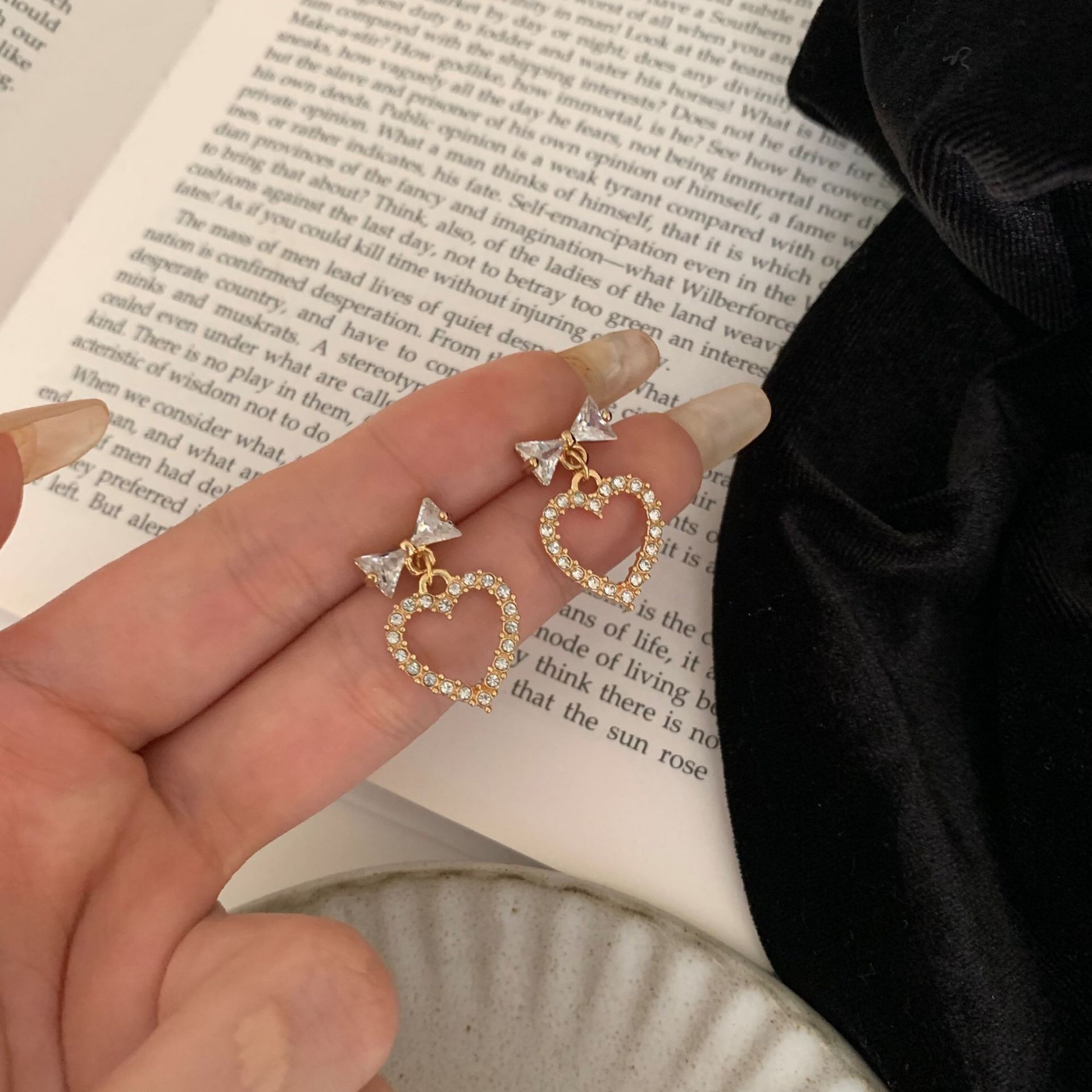 Coreano diseño simple sentido arco corazón aretes ins dulce estilo estilo moda pendientes orejas Specification image