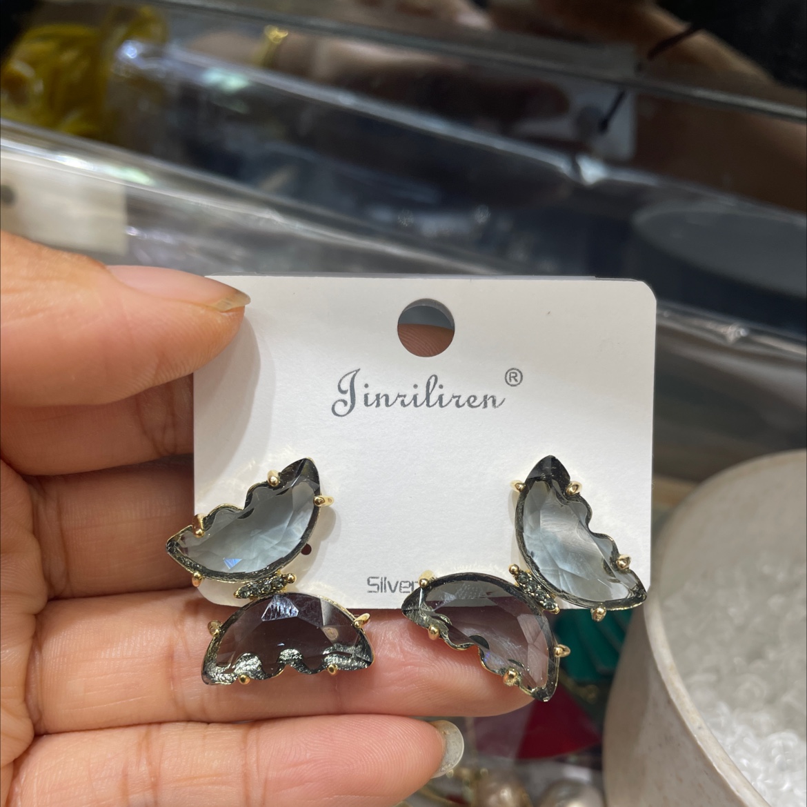 Today, the new Korean version of the Liren earrings features a crystal butterfly stud pattern details Picture