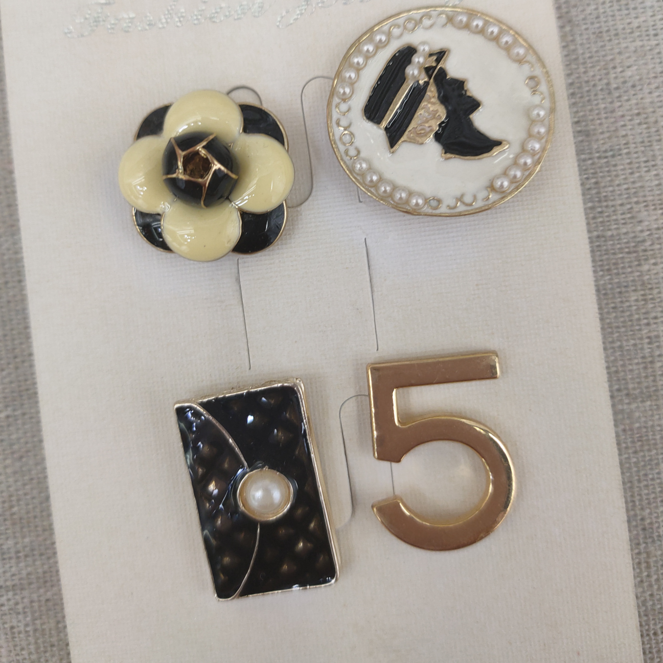 Korean Fashion small fragrance set Brooch Corsage pin Korean Luxury Atmospheric coat sweater pin Cardigan bag 5 accessories women